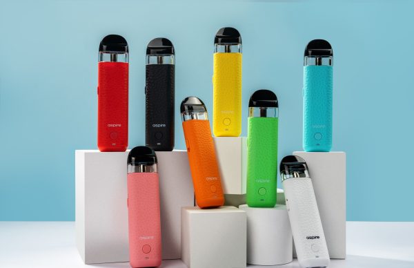 Aspire Minican 4 主機九種配色全系列展示，排列於幾何立體背景上